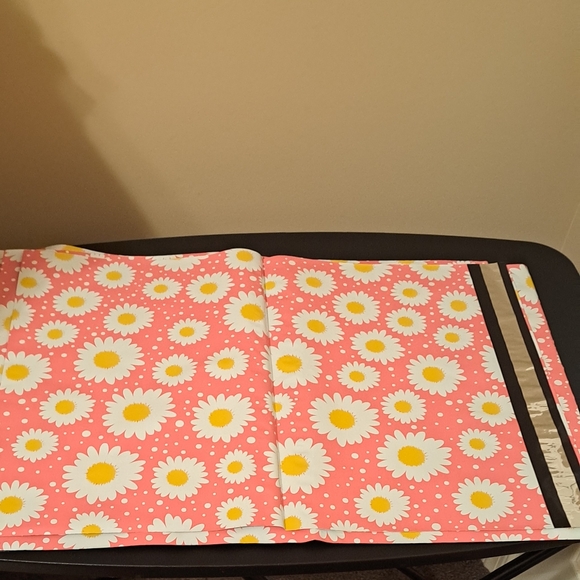 15 ct 14.5×19 Red Daisy Polymailers - Picture 1 of 4